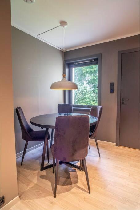 Near Brosundet, Newly Refurnished, Free Street Parking Apartment Alesund Ngoại thất bức ảnh